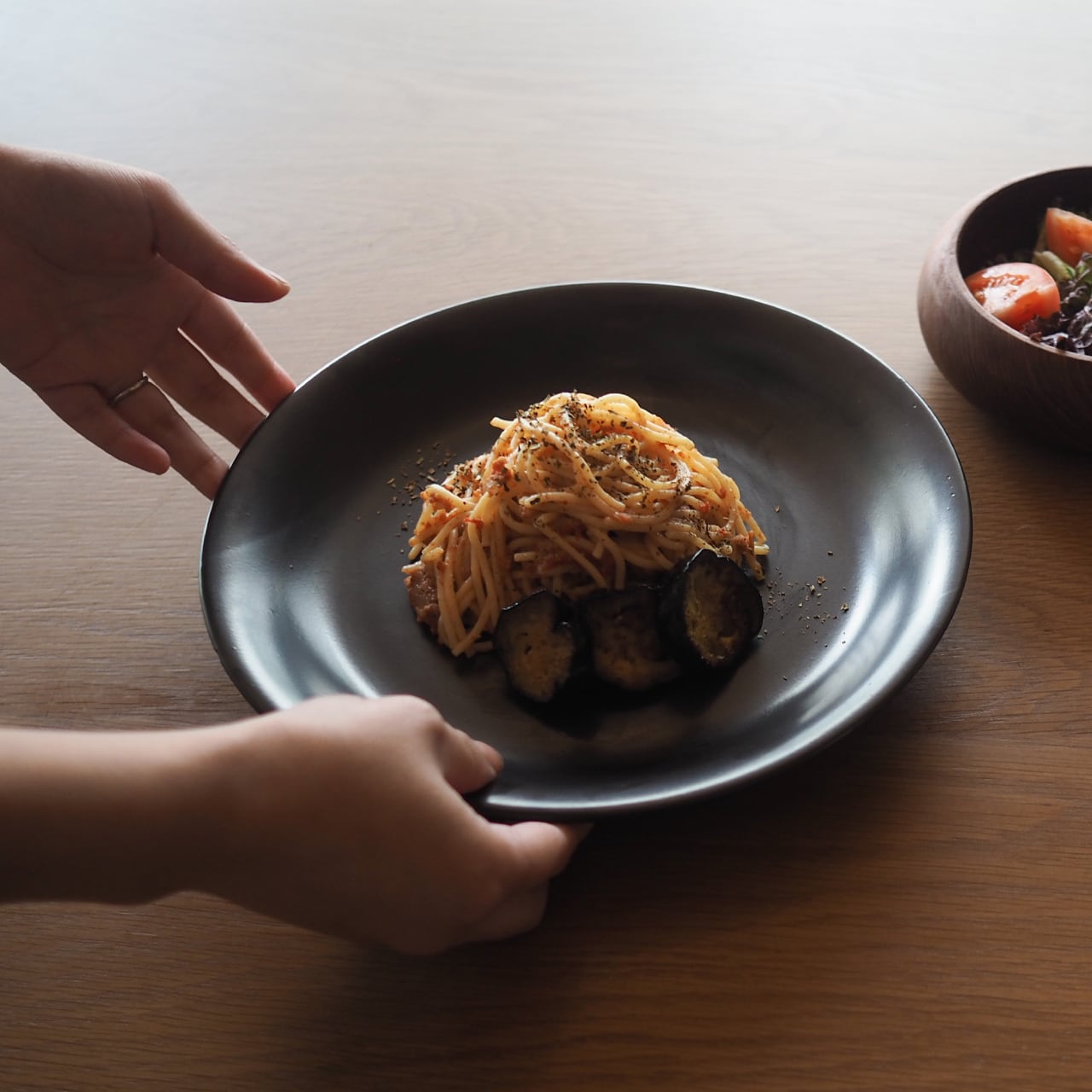 MODERN｜いぶし黒パスタ皿 | EN.｜瀬戸物ギフト