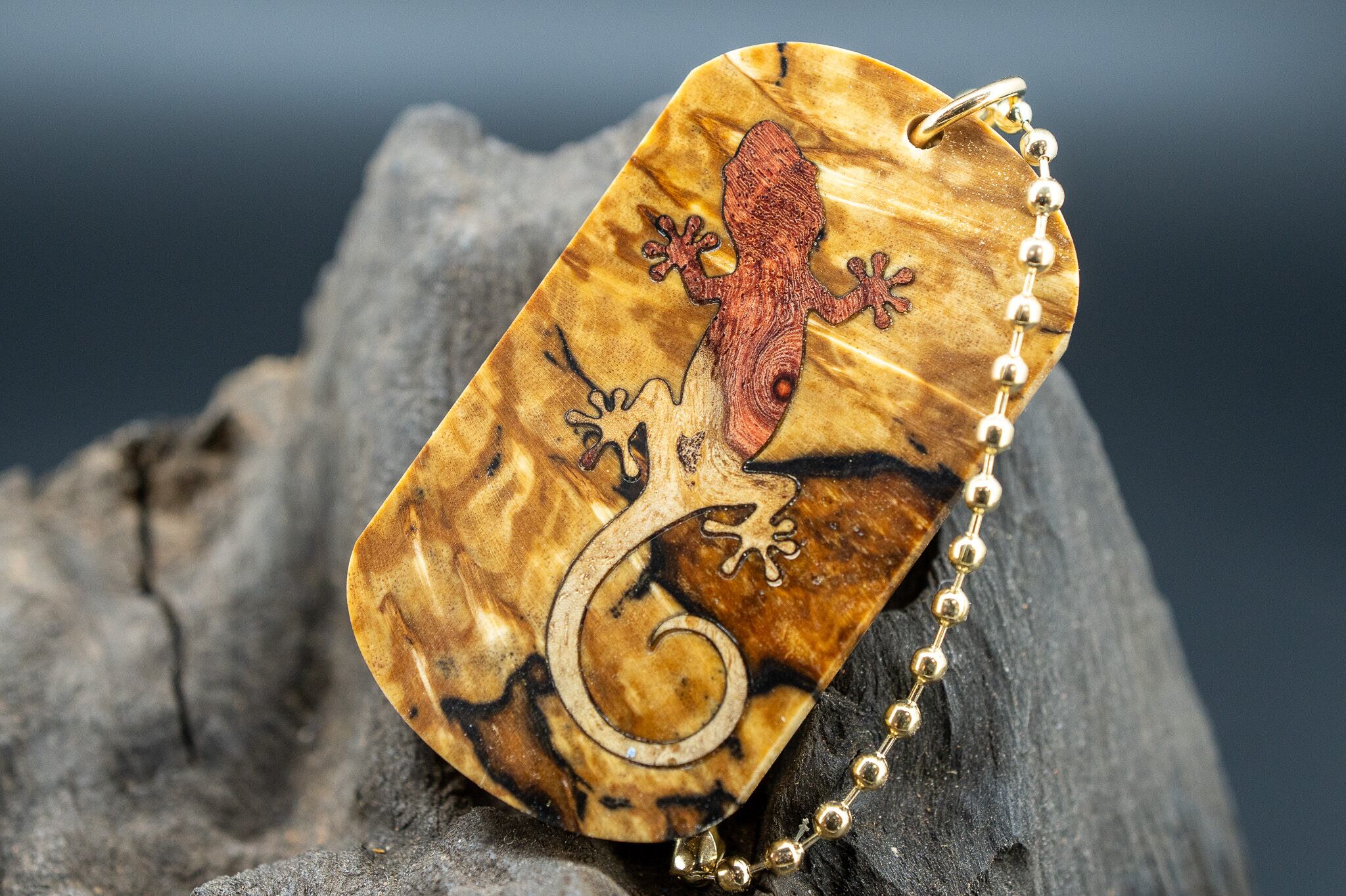 【自然が織りなす古地図】 スポルテッド ビーチ スタビライズドウッド ドッグタグ 象嵌 木登りトカゲ