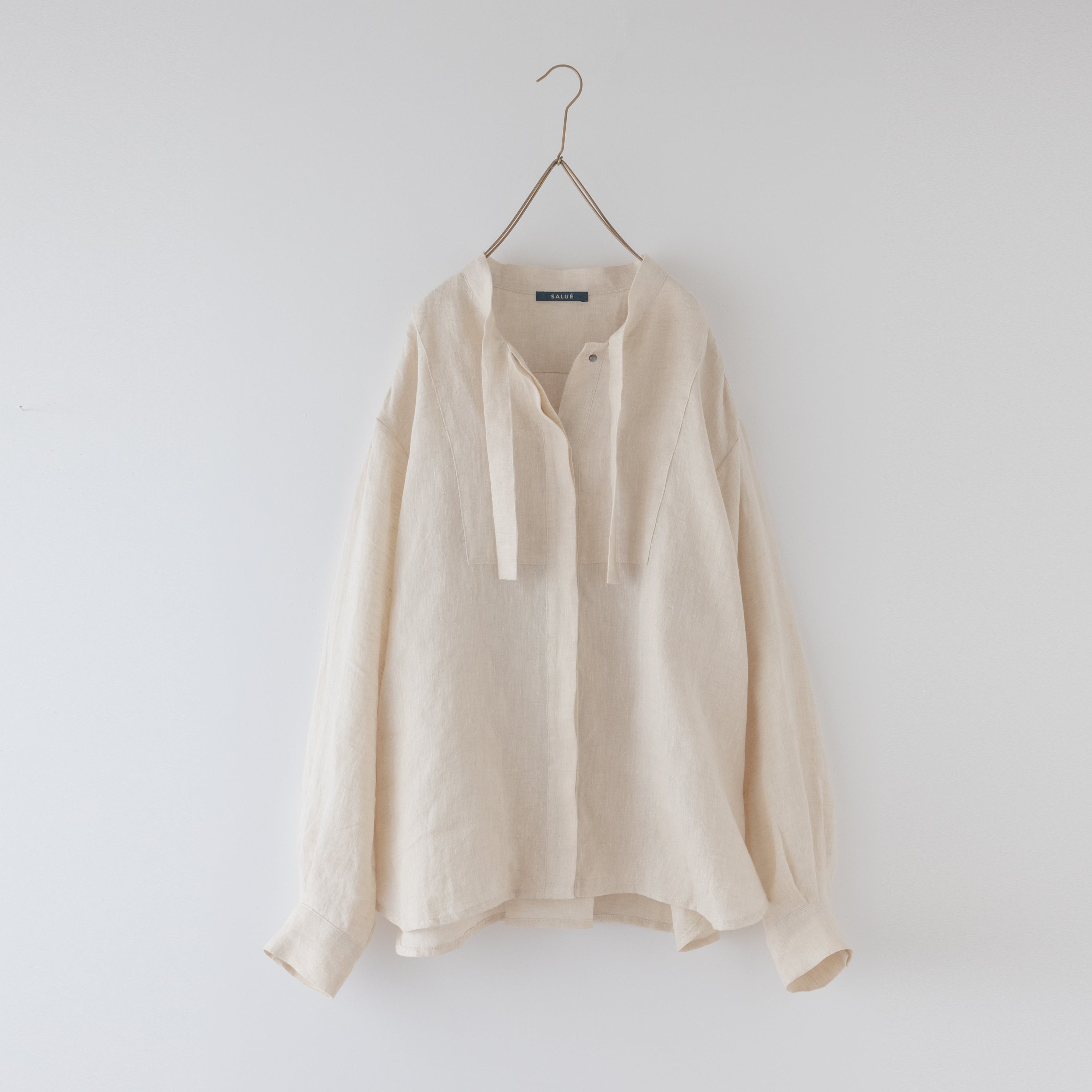 new：bow collar shirt／light weight linen〈almond beige〉 | SALUÉ