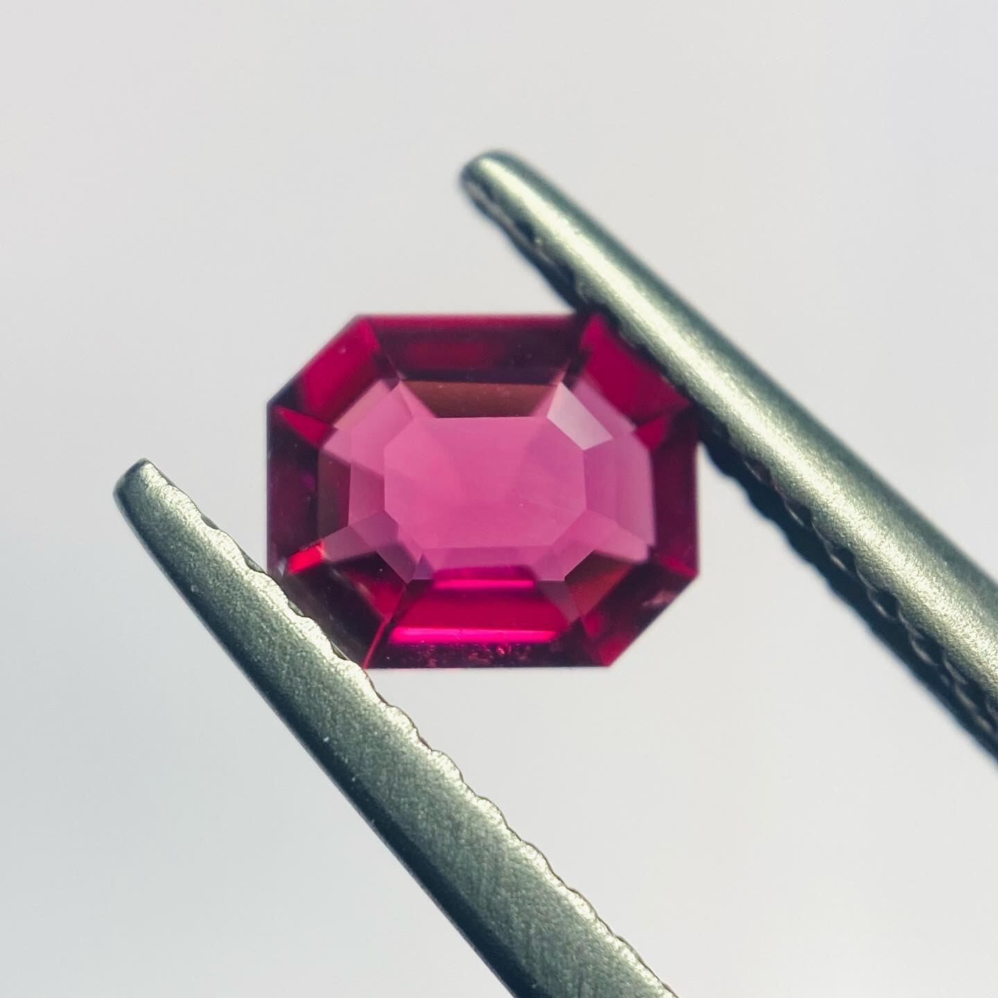 エメラルドカットが珍しいレッドスピネル