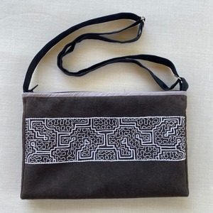泥染めライン刺繍キルト横型ポシェット　36x23cm 泥染め黒　白刺繍　長さ調整ショルダー付き