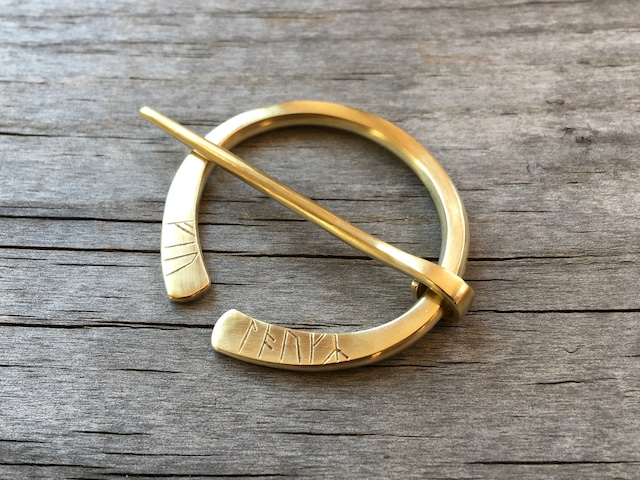 ルーン彫刻ピンブローチ／Cloak Pin Brooch with Rune［Brass］／Viking Jewelry