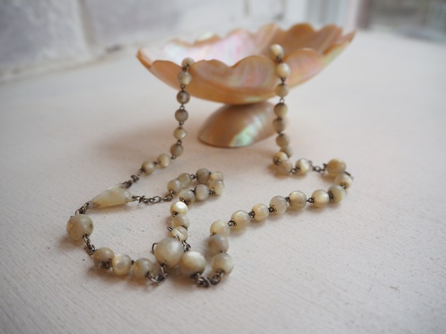 FRANCE 1900's Mother of Pearl cologne necklace top