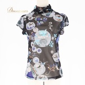 レディース トクコプルミエヴォル TOKUKO 1er VOL トップス ブラウス ブラック系 日本製 猫 柄 ハイネック タートルネック 透け感 メッシュ生地 黒 青 白 カジュアル 可愛い 華やか トクコ グレイ系 ブルー系 ホワイト系