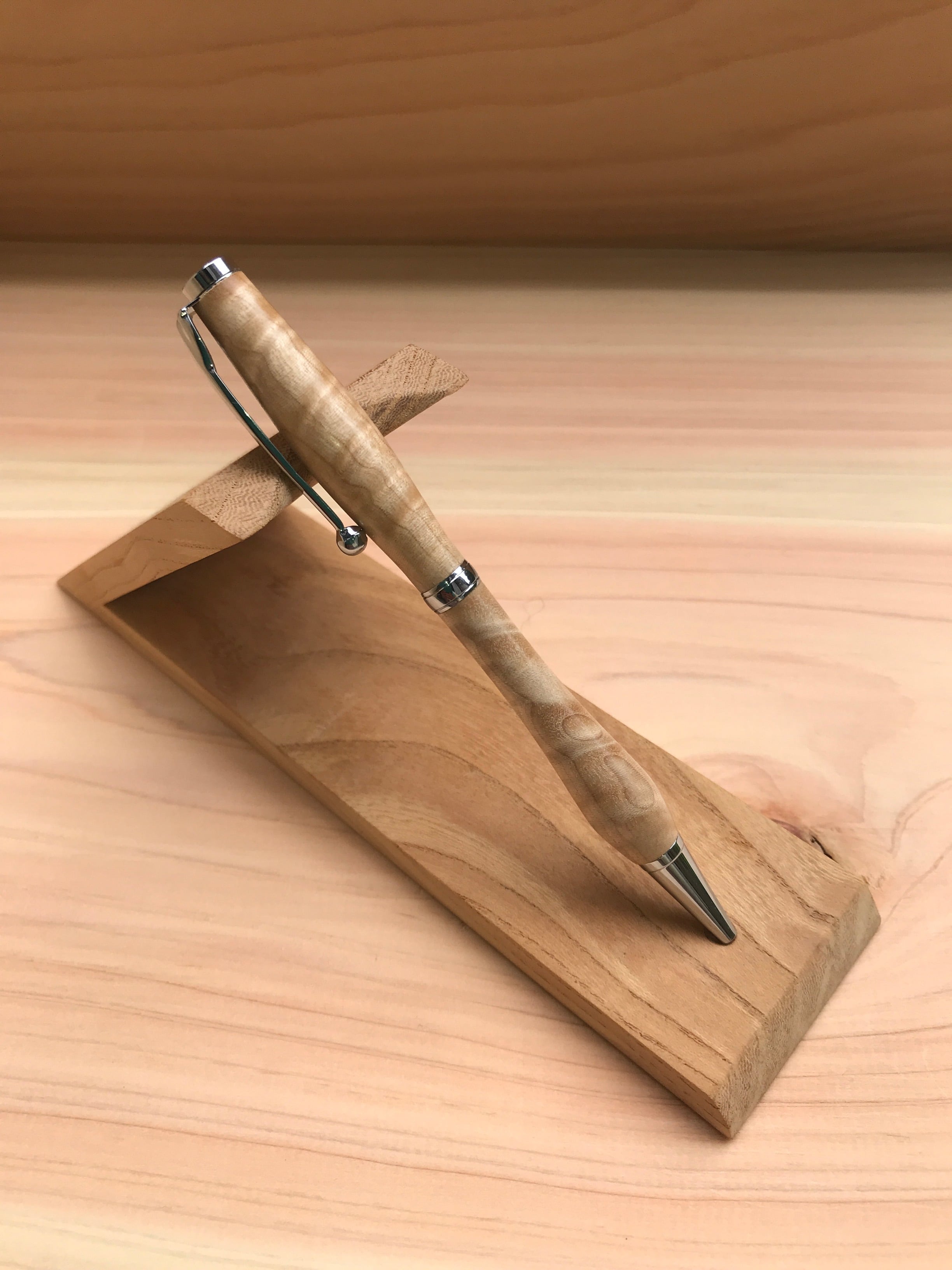 栃縮杢　木軸ボールペン　替芯、箱ケース付き　ギフト
