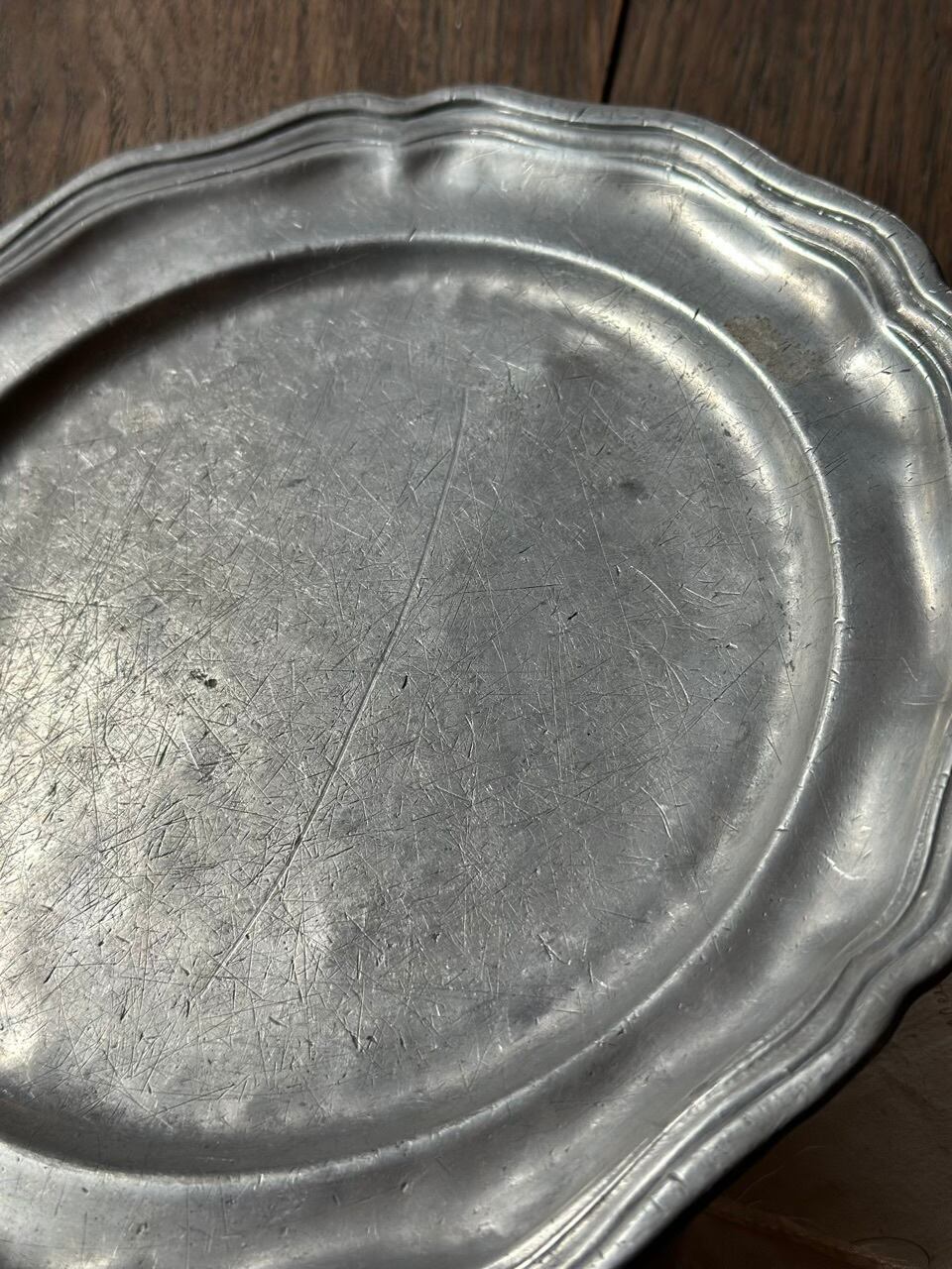 ピューターの飾り皿 花リム プレート | Brocante de La Cocotte