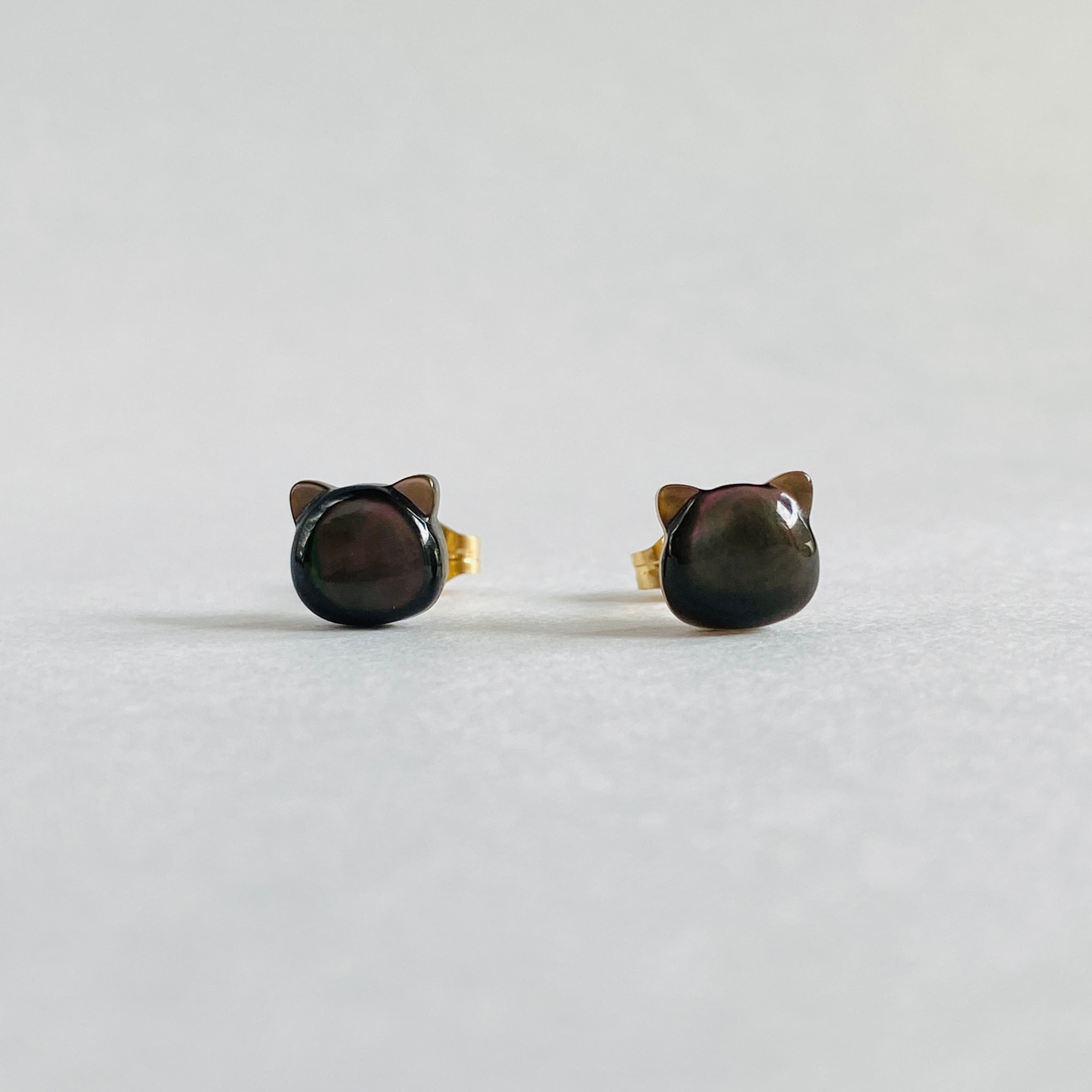 14KGF】ぷっくり黒猫にゃんこピアス 本当は猫耳になりたいけど猫ピアス