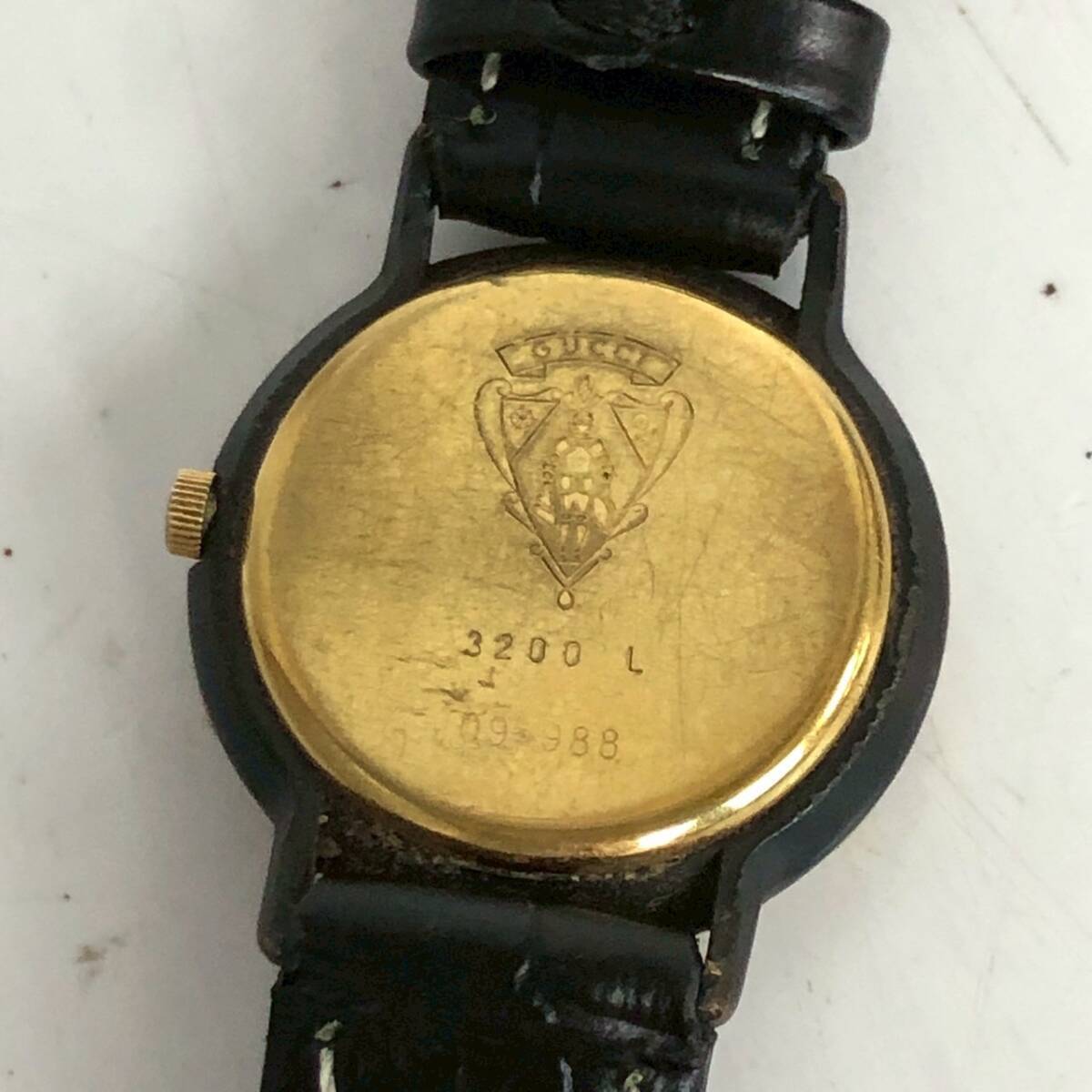 GUCCI グッチ 時計 腕時計 クォーツ ローマン ベゼル ブラック 黒 文字
