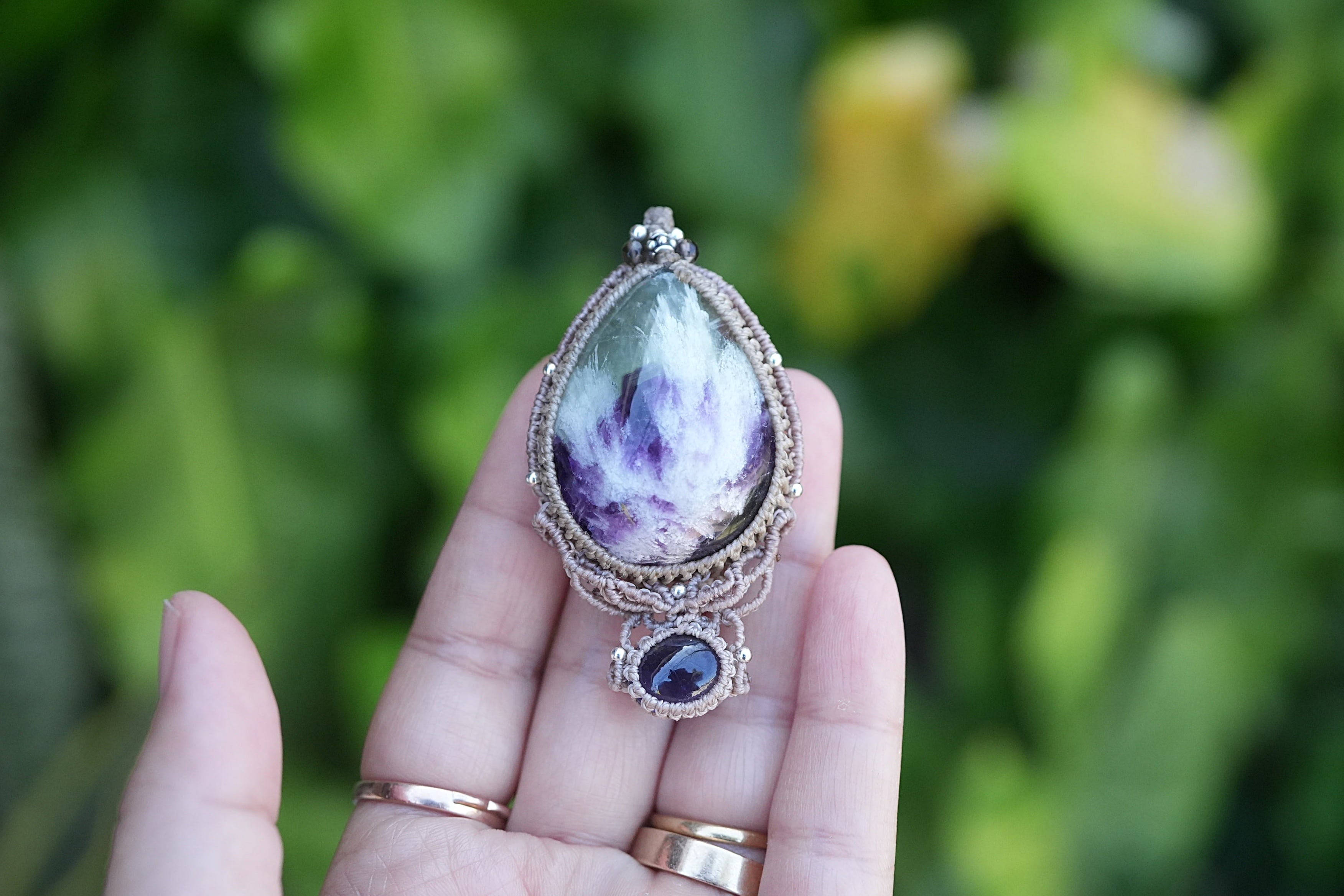 秘めた虹☆iolite エンジェルフェザーフローライト マクラメネックレス