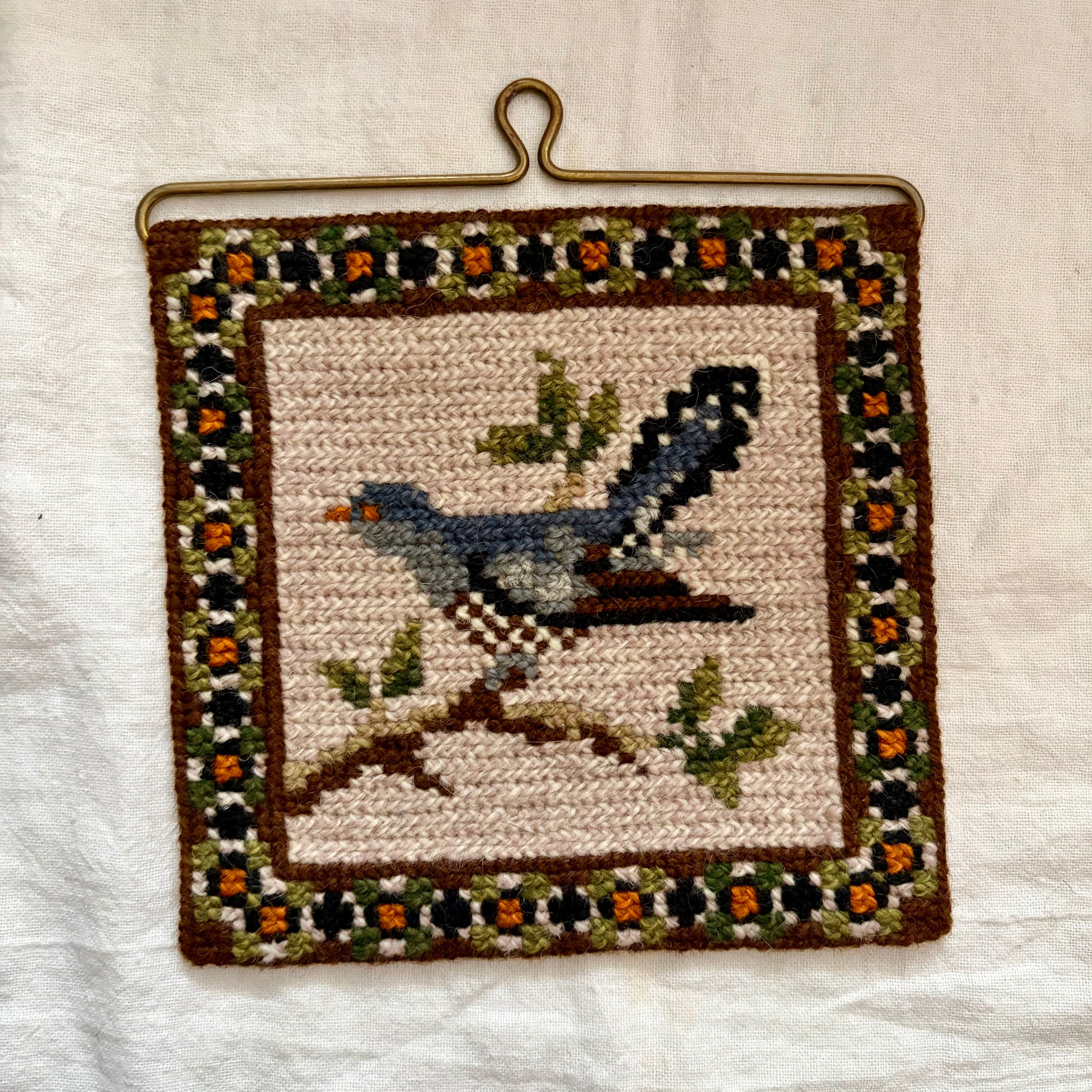 ツヴィスト刺繍の鳥の壁飾り