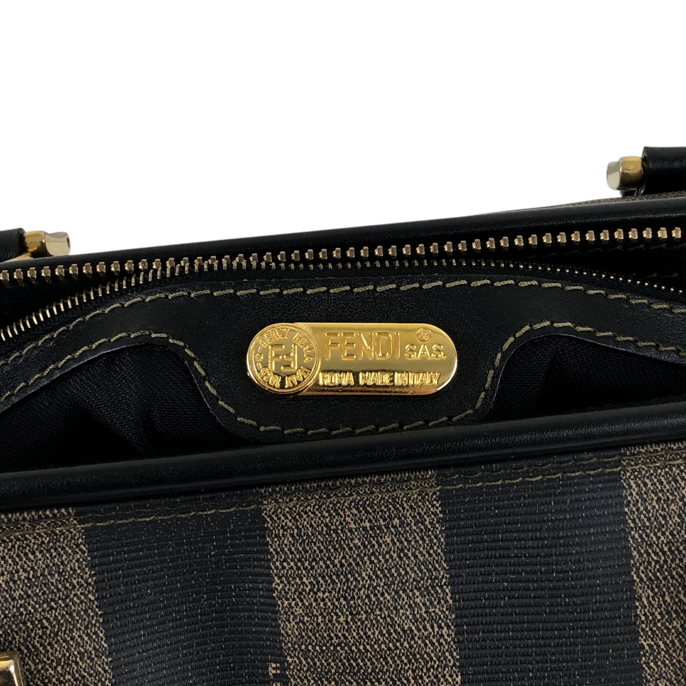 FENDI黒レザー型押しショルダーバッグミニボストン浮彫りデザイン FENDI フェンディ ショルダーバッグ ブラック ロゴ ミニボストン PVC