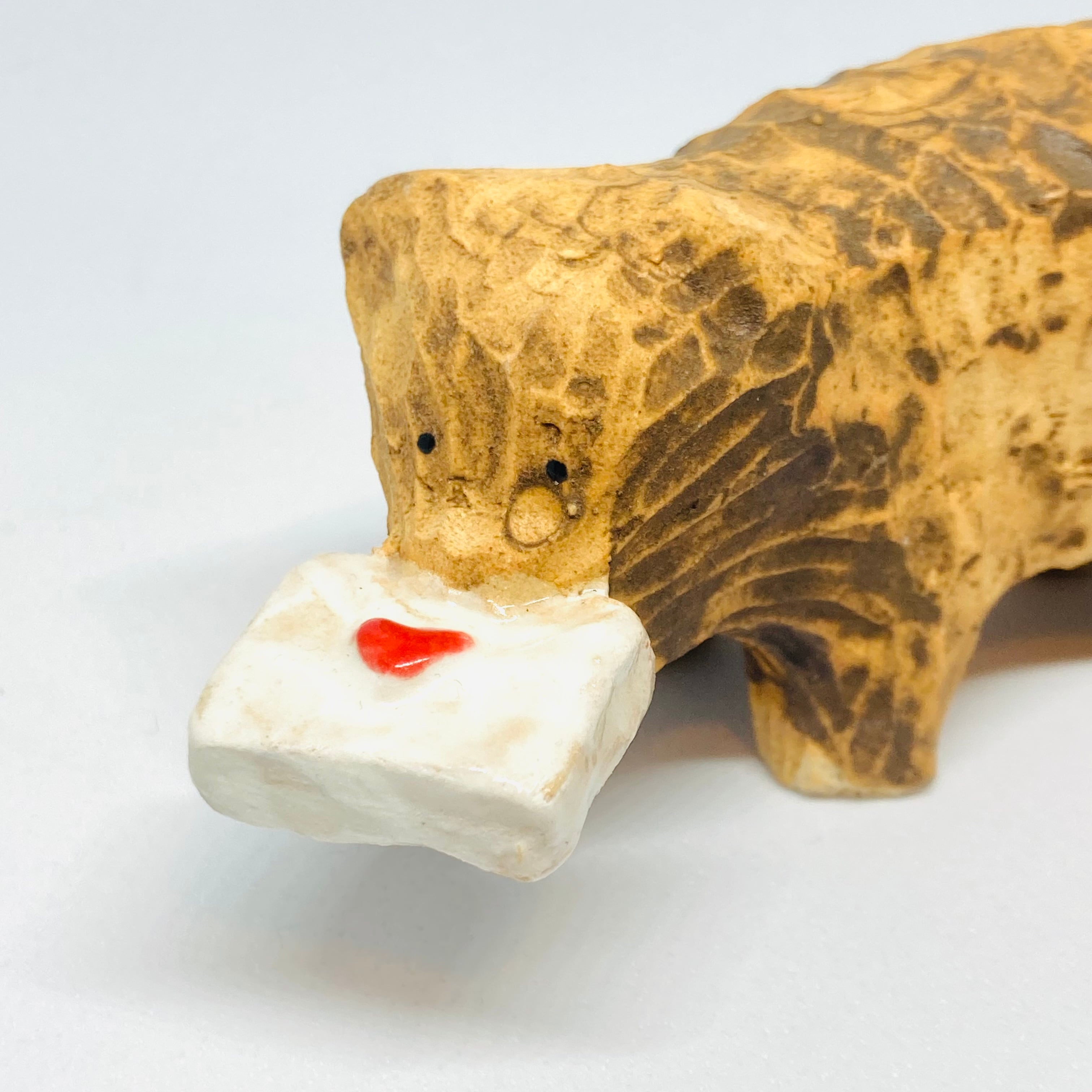 木彫り熊（ラブレター）の置き物 / すずきたまみ / 陶芸作品