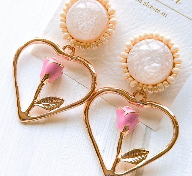 大ぶりハートとお花のビーズ刺繍ピアス［ACT-030］