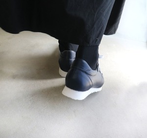 クラシックなデザインと本革の上質感！EMAのスニーカー/ネイビー