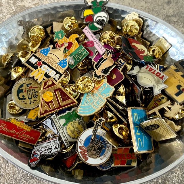 100個  フランス雑貨 ヴィンテージ  ピンバッジ ピンズ France pins  Pin badge vintage 古着 通販 リメイク ブローチ  アタッチメント付属 雑貨 2609001_2605027_15