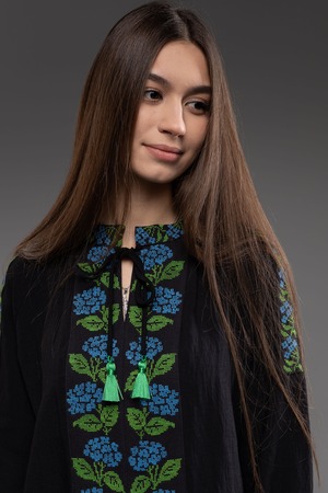 ウクライナ刺繍ヴィシヴァンカ　手刺繍　クロスステッチ　麻　レディース・フリーサイズ