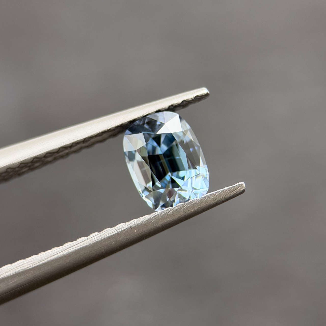 カラーチェンジジルコン 6.1x4.6mm, 0.95ct, ミャンマー産