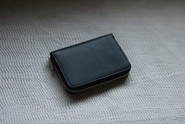 牛革を使用した、コの字形のコンパクトなお財布です。
