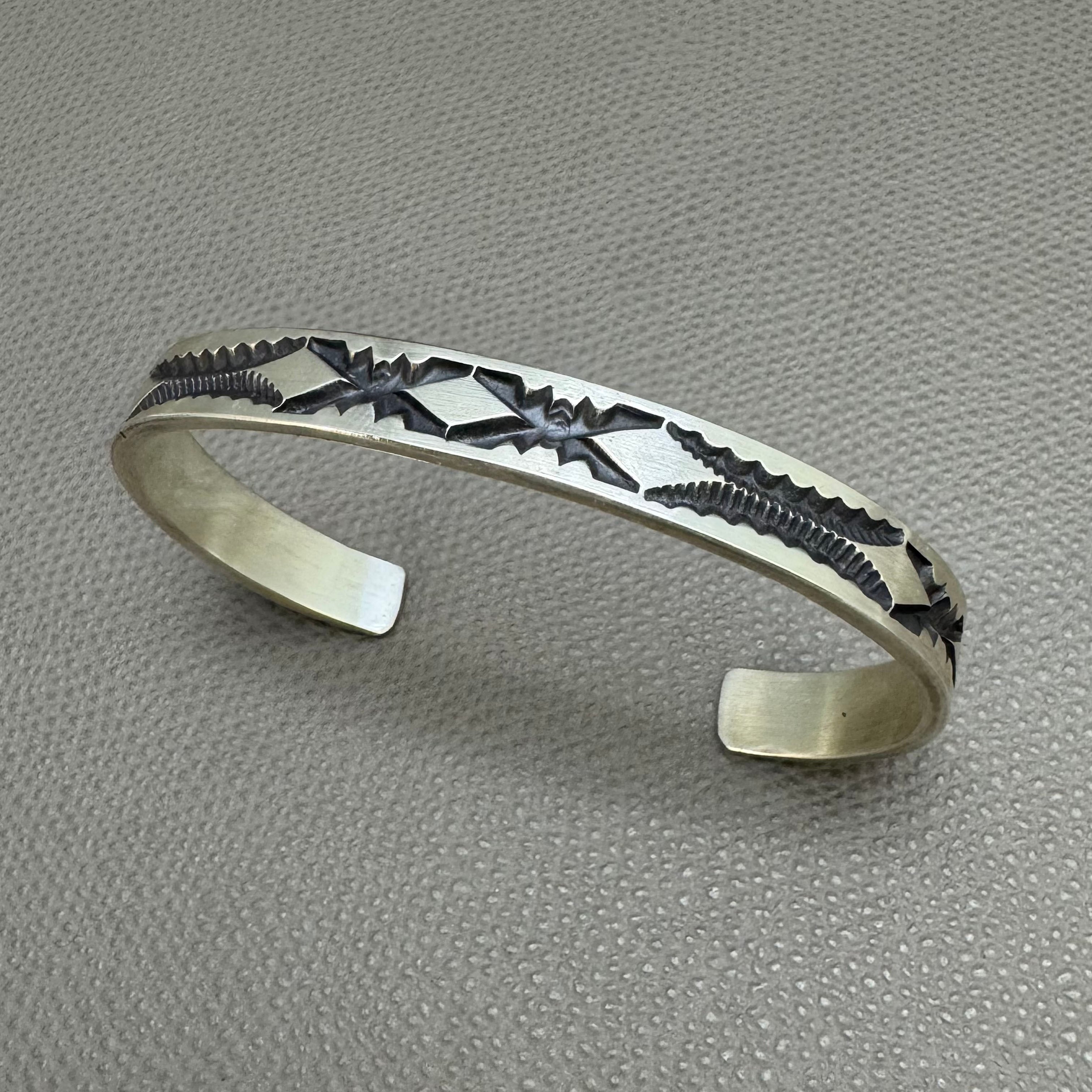 NAVAJO族 Kary Begay (キャリー・ビゲイ)作 シルバーバングル シルバー