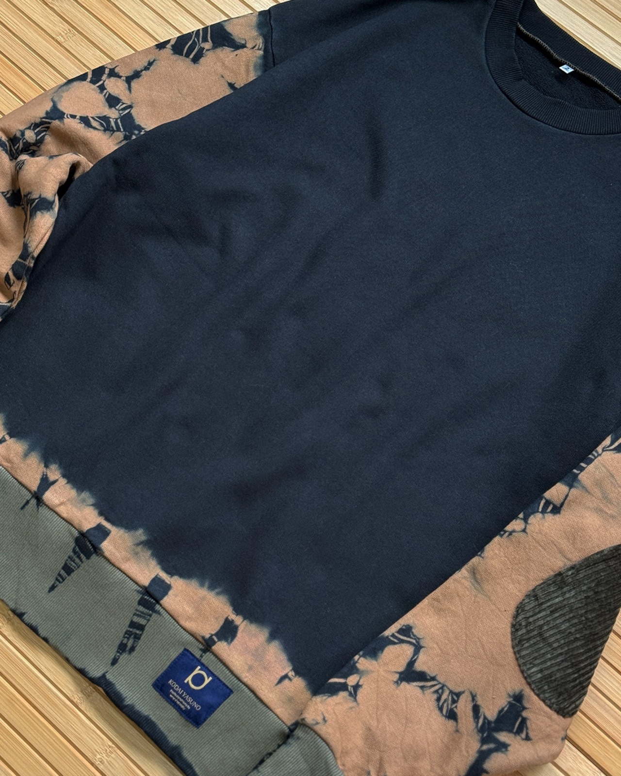 【数量限定販売】黒染めエルボパッチタイダイトレーナー In the cave