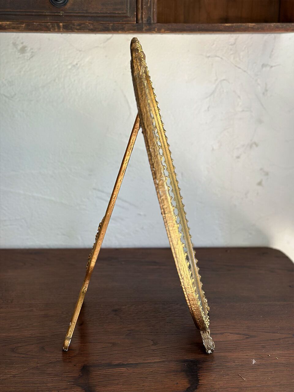 ゴールドカラーのスタンド鏡 ミラー 花モチーフ | Brocante de La