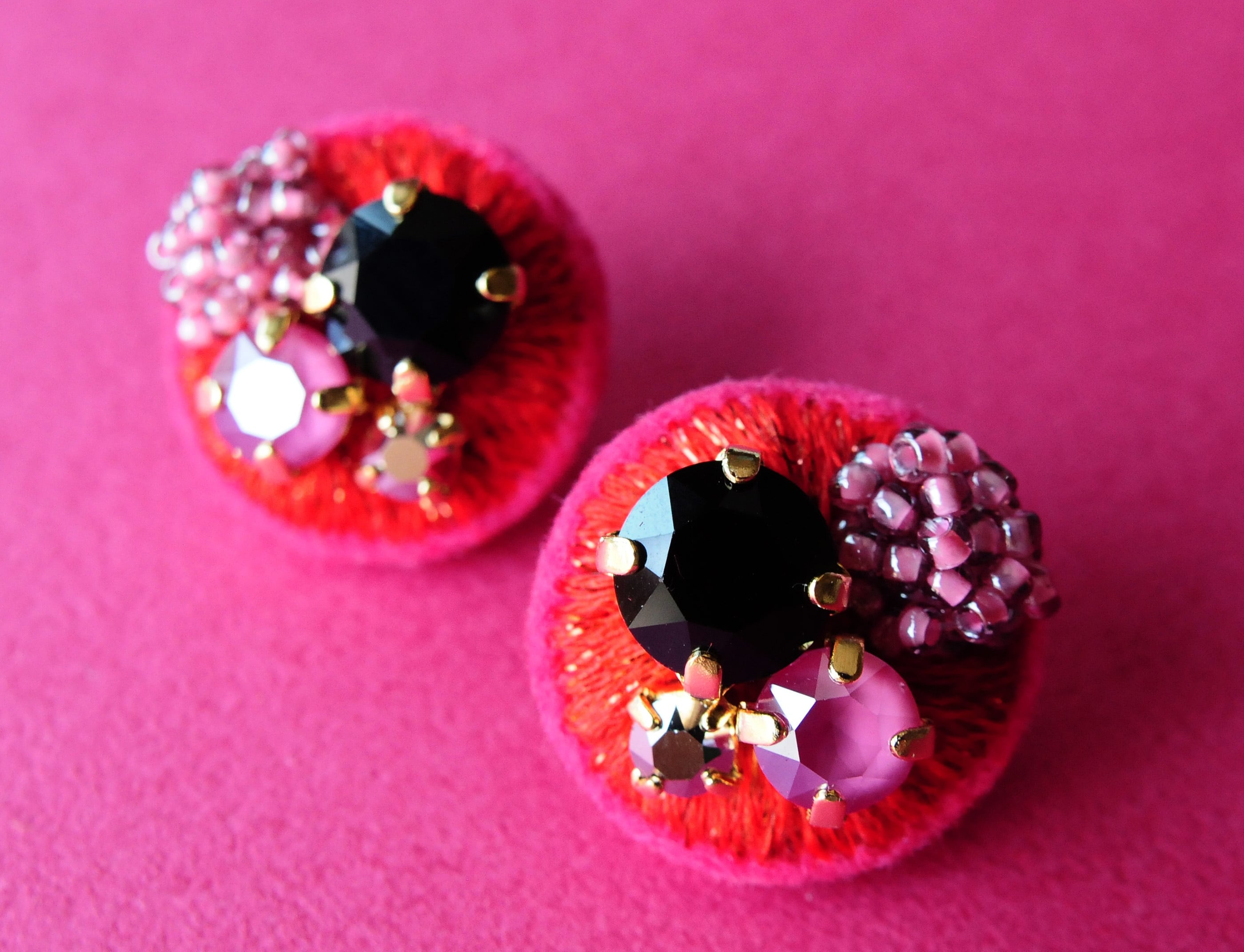 ＜Stella～遊び好きの星～＞刺繍イヤリング「 ジュエルJewe/ストロベリー 」/アレルギー対応パーツ変更可能