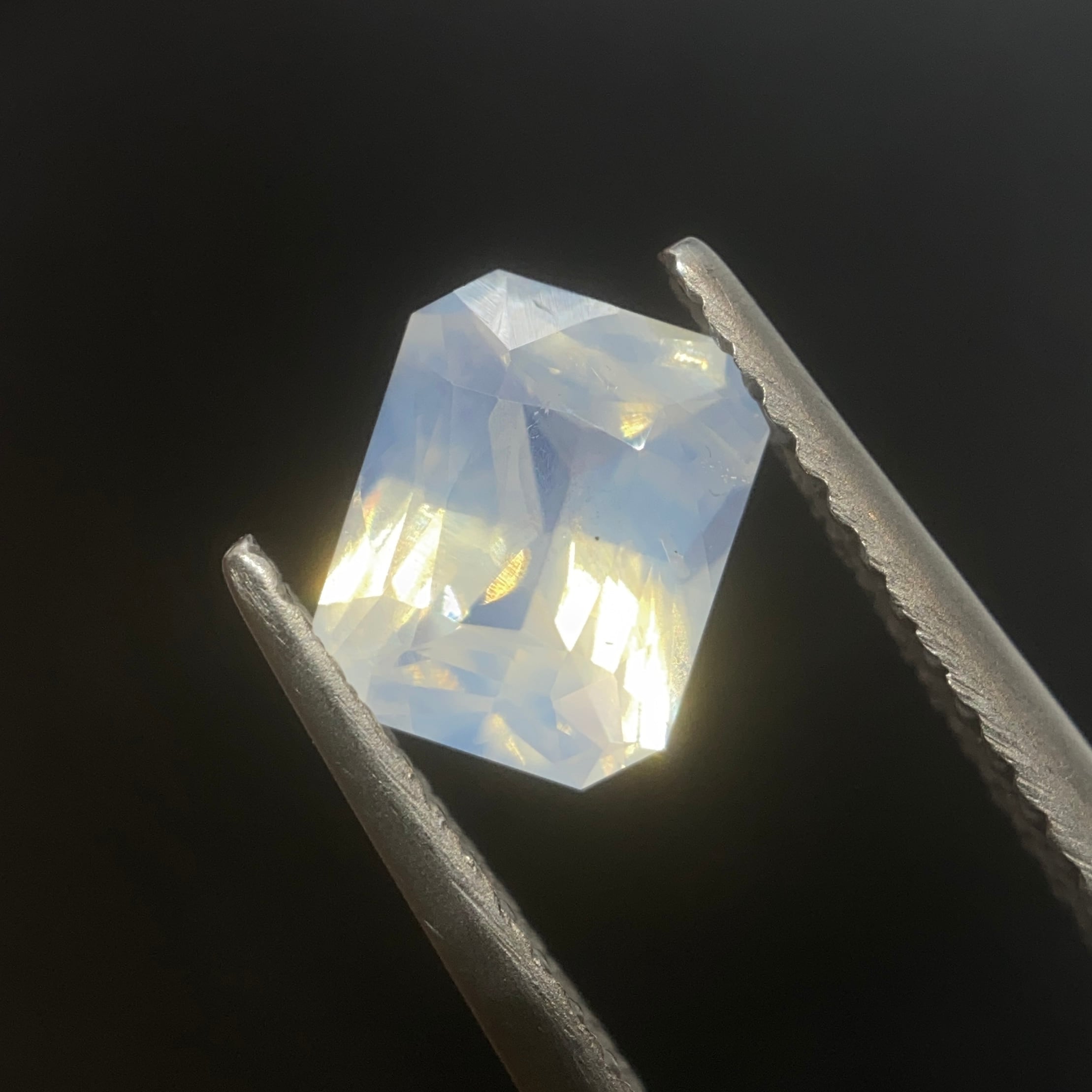 静かなるシルキーホワイトサファイア