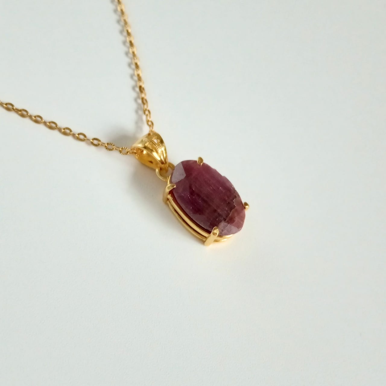 【アフリカ産】ルビー ペンダント トップ(オーバルカット)|SV925(ゴールド)〈ギフトボックス付き〉