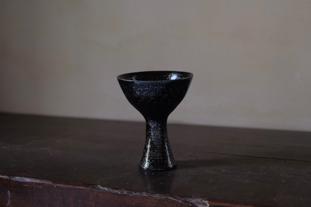 蓬莱鉄耀馬上盃/卯一　Horai Iron-Grazed Oil-spot high-stemmed sake cup/Uichi
