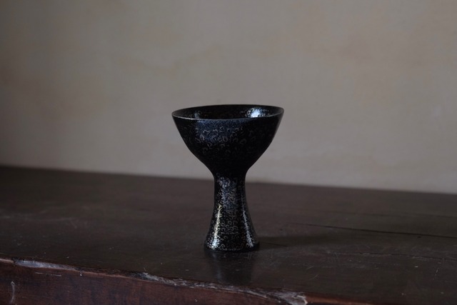 蓬莱鉄耀馬上盃/卯一　Horai Iron-Grazed Oil-spot high-stemmed sake cup/Uichi