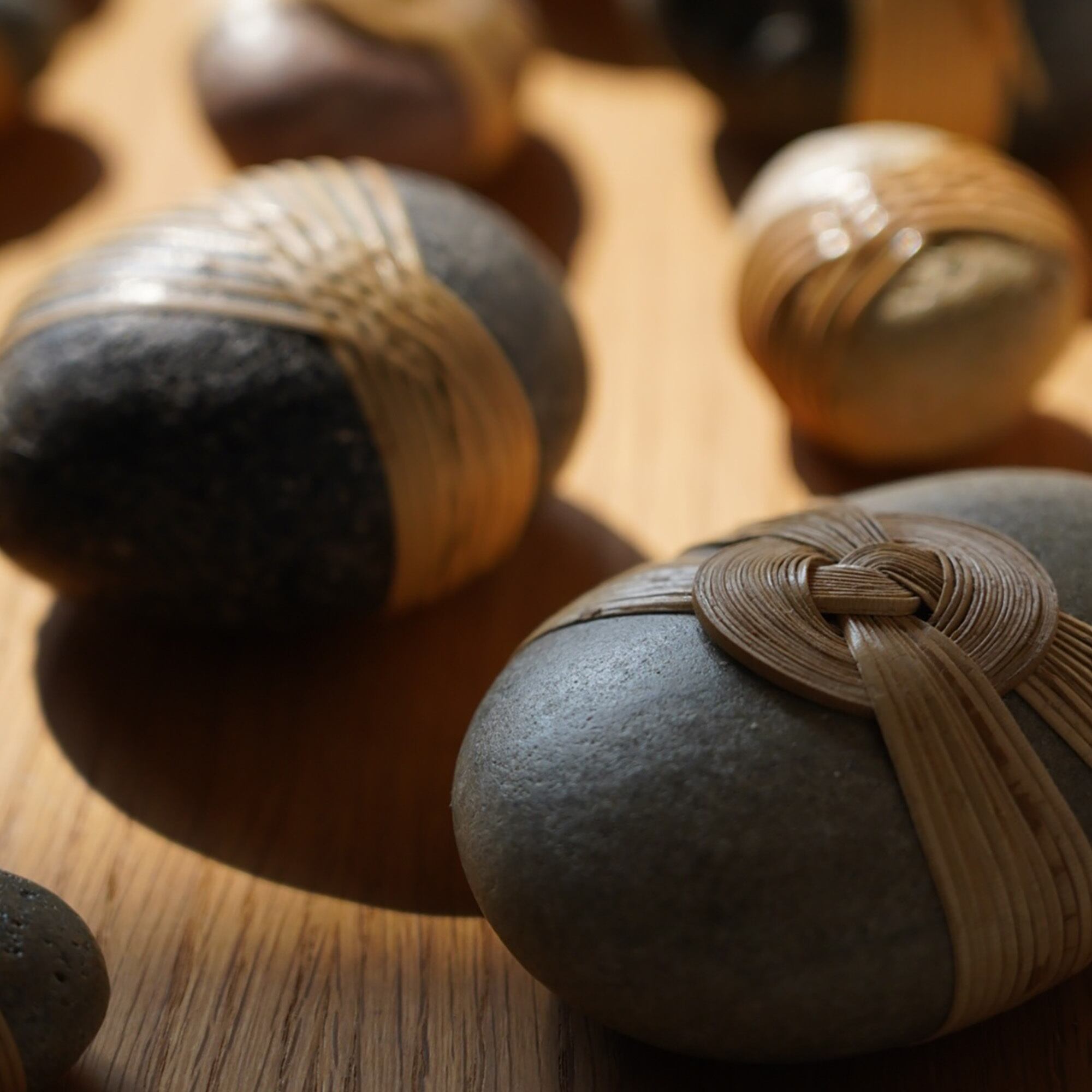 shizu designs 石 オブジェ Shizu Designs「Wrapped Rocks Exhibition」