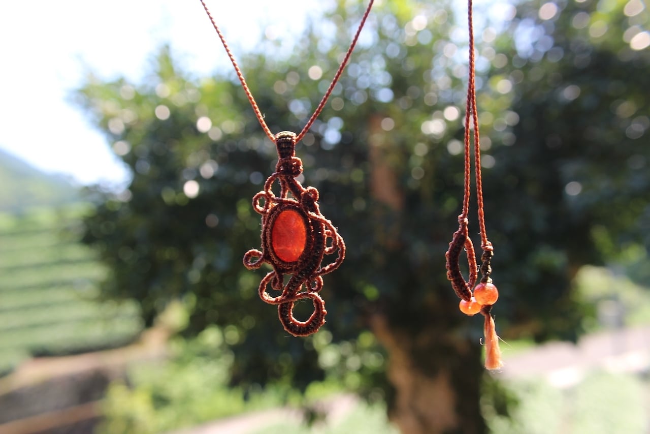 Sunstone micro macrame pendant
