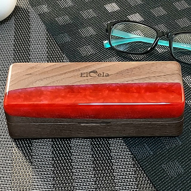 宝石のように輝くシックな雰囲気のメガネケース Elcela ウッドレジン 木製 赤 レッド ポリッシュ仕上 Elcela