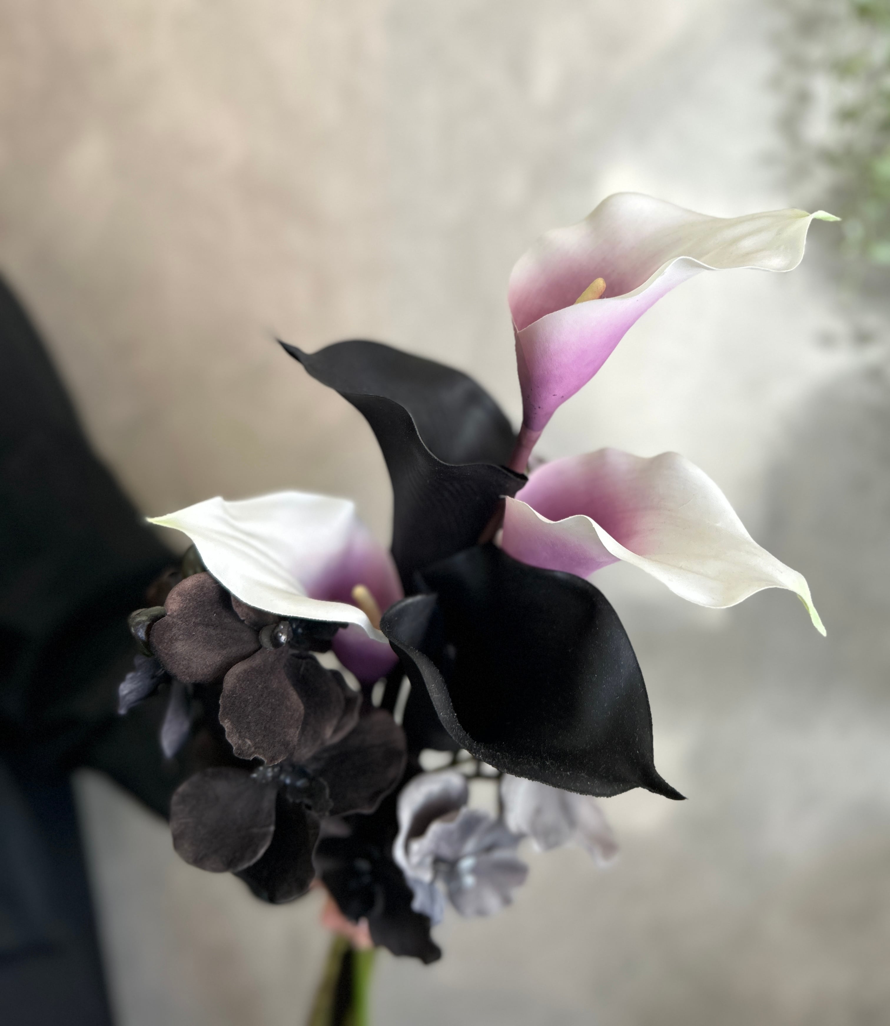 ブラックスタイルブーケ-黒カラーと洋蘭のクラッチ-送料無料サービス