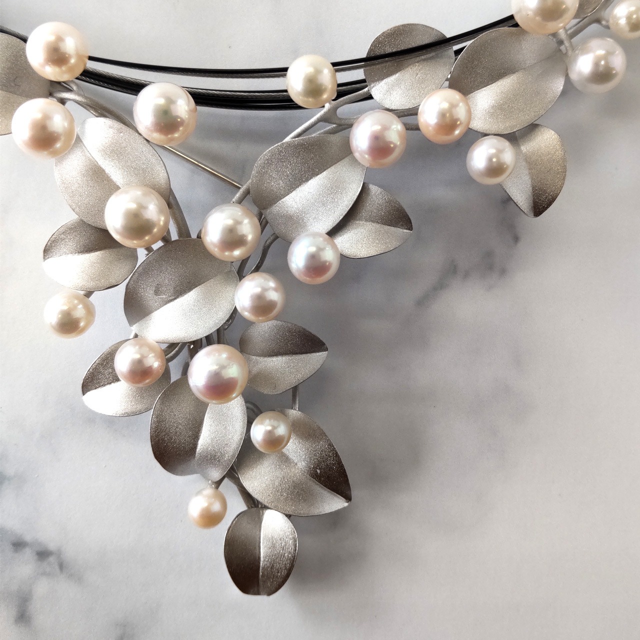 「エレガントな美しさを」アコヤ真珠ネックレス（はずしてブローチとしても使用できます）