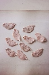 30s フランス リネン 古薔薇色の小鳥とボビンレースアップリケ 3p アンティーク