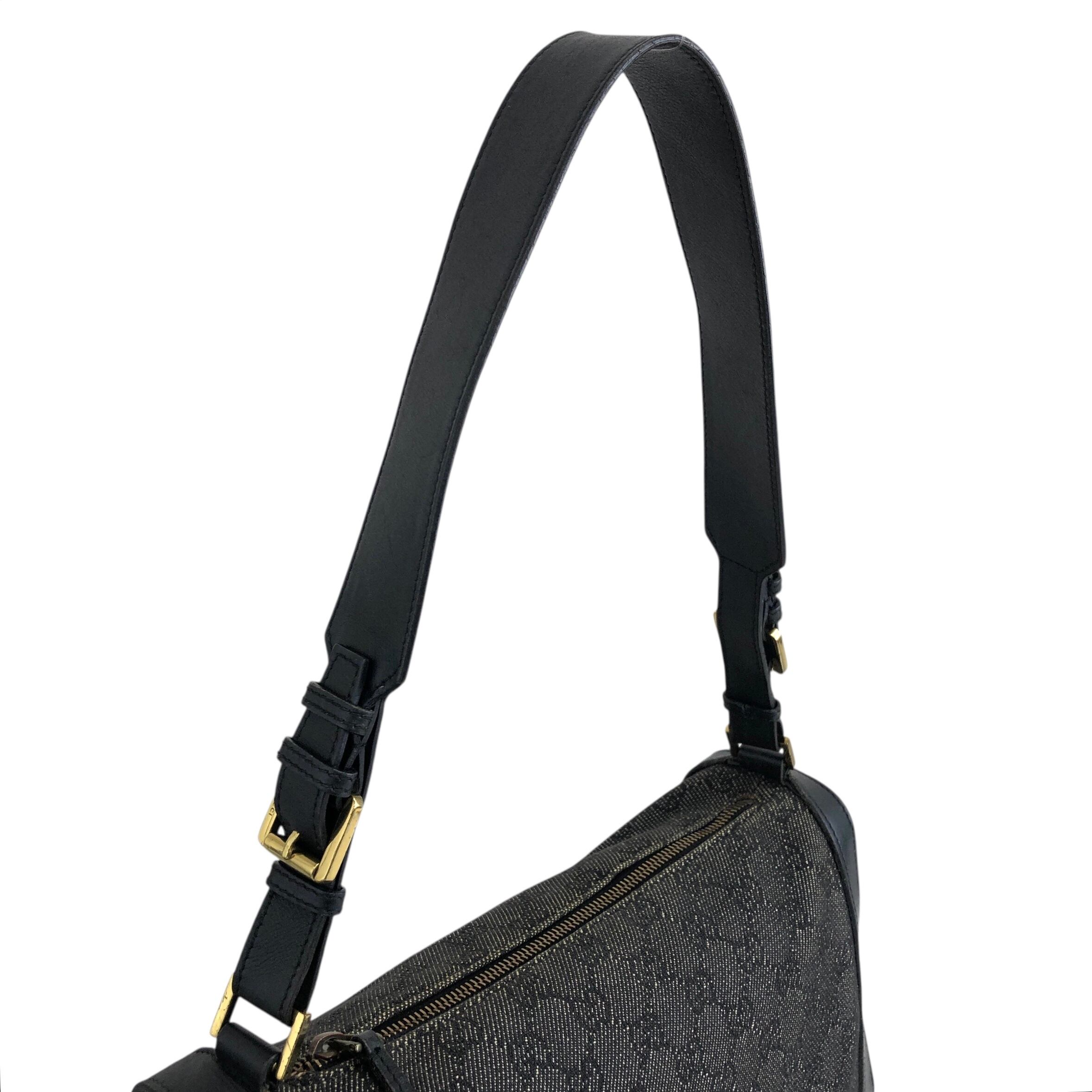 グッチ キャンバス ショルダーバッグ GG柄 ロゴ型押し チャーム 黒 GUCCI グッチ ショルダーバッグ ブラック ロゴチャーム キャンバス