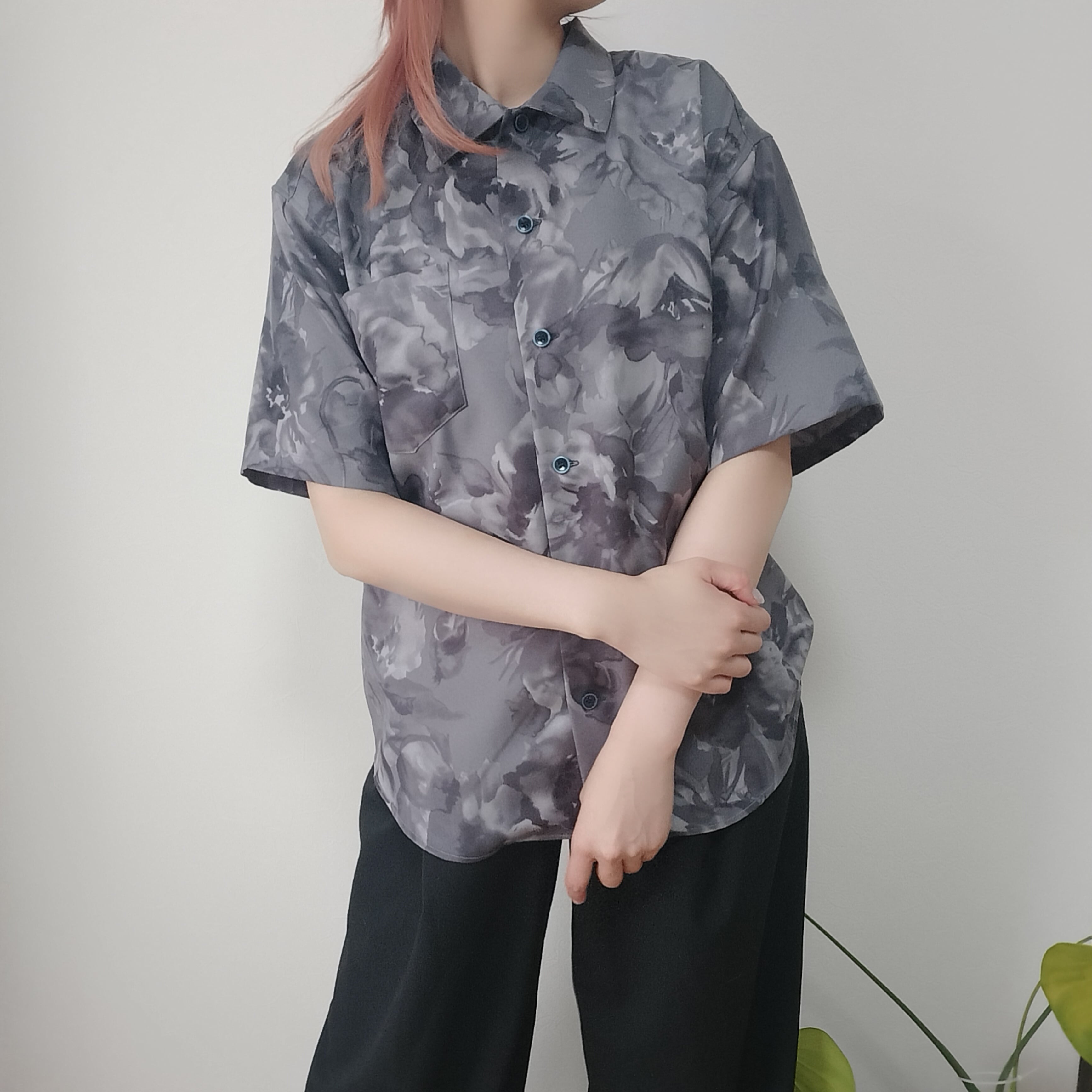 ジュアル柄シャツ 滲み 半袖 | デンファレ｜心も体も満たされるシャツ