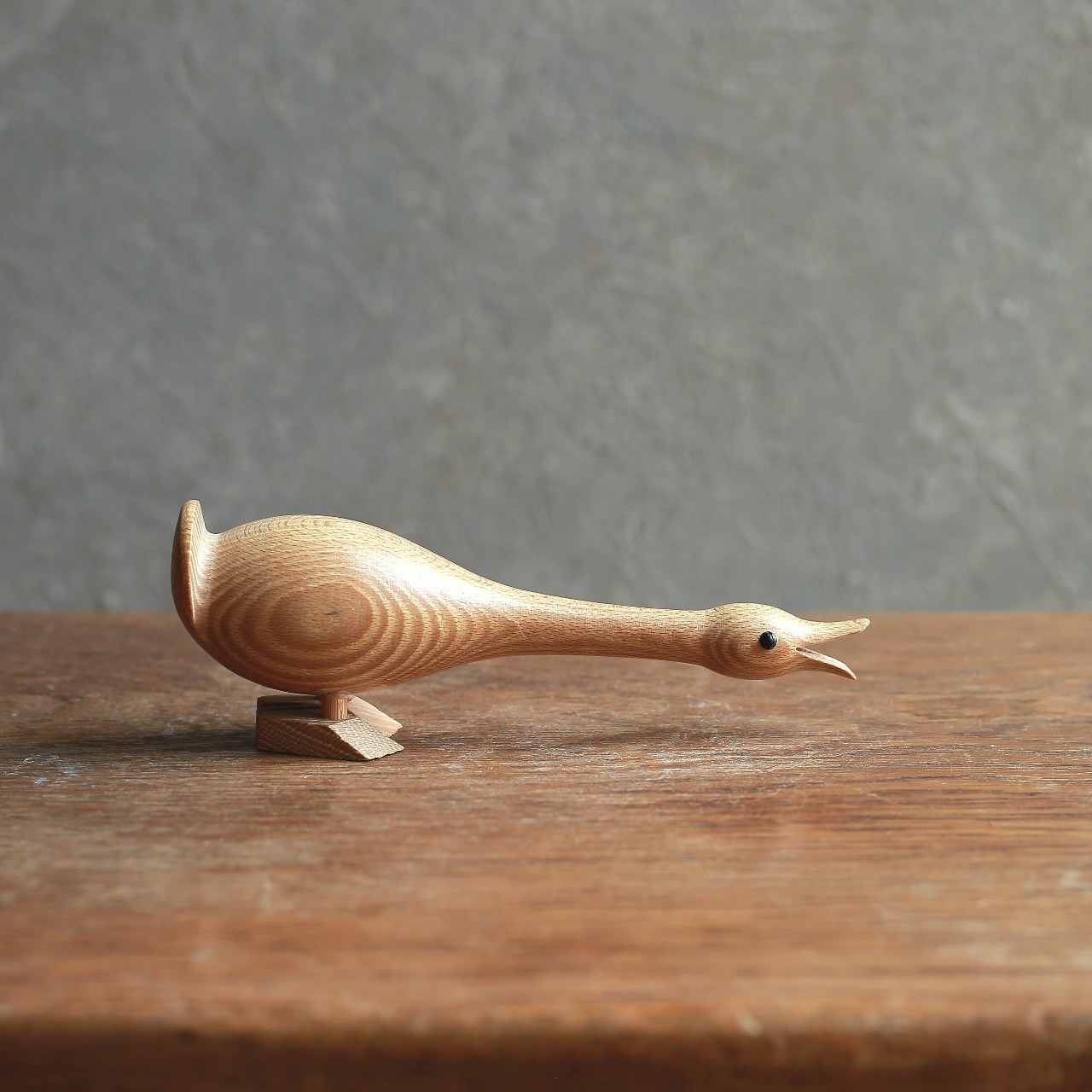 笑顔で前のめりな、木製のアヒル｜木製 水鳥 チーク材 ヴィンテージ置物
