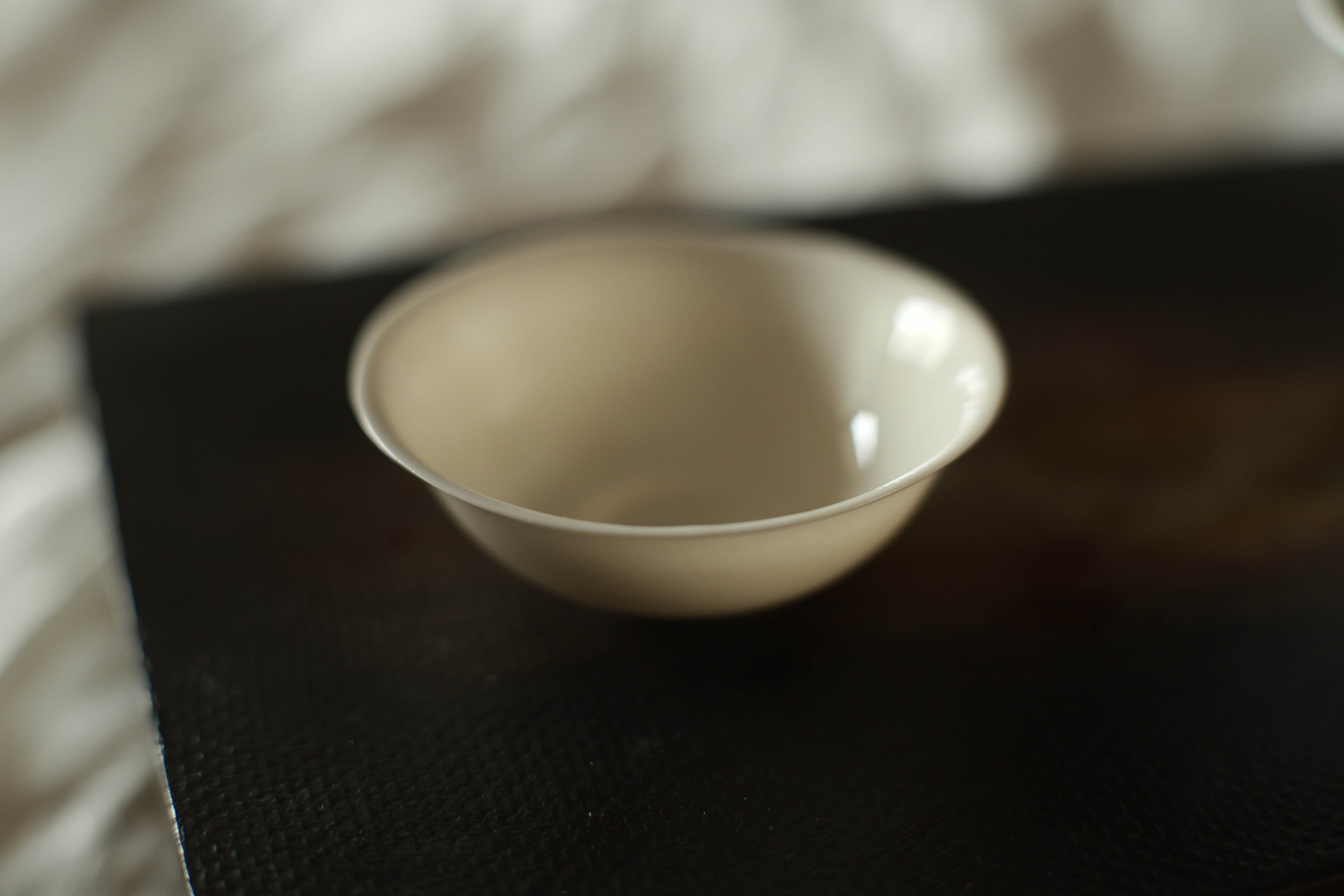 手拓薄胎白磁茶杯・衣＜徳化＞（型作り・手押し/約25cc） | 北白川糕糰店