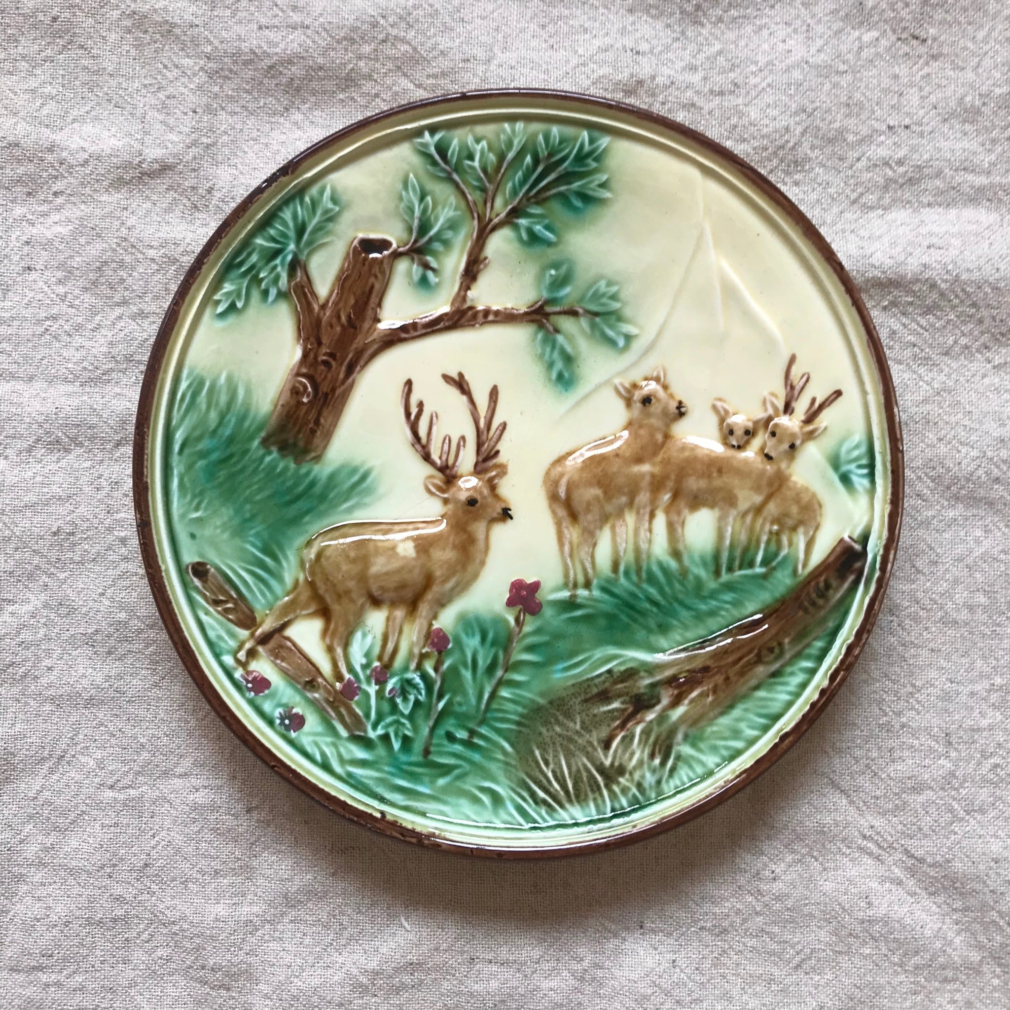 鹿たちの飾り皿
