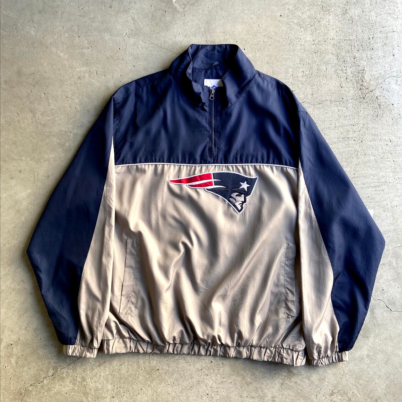 ビッグサイズ NFL ニューイングランド・ペイトリオッツ ハーフジップ ウォームアッププルオーバー メンズ2XL 古着 New England  Patriots チームロゴ刺繍 バックロゴ ナイロンジャケット ネイビー グレーベージュ 紺色 大きいサイズ【ナイロンジャケット】【AL2110】  | ...