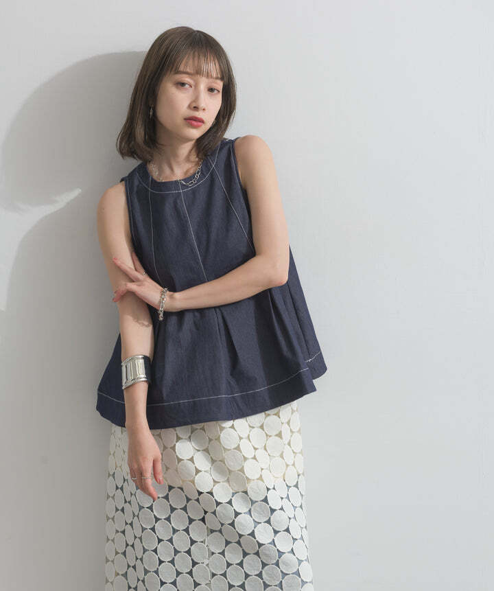 2603020 フロントタックフレアノースリーブトップス indigo | エルキカク