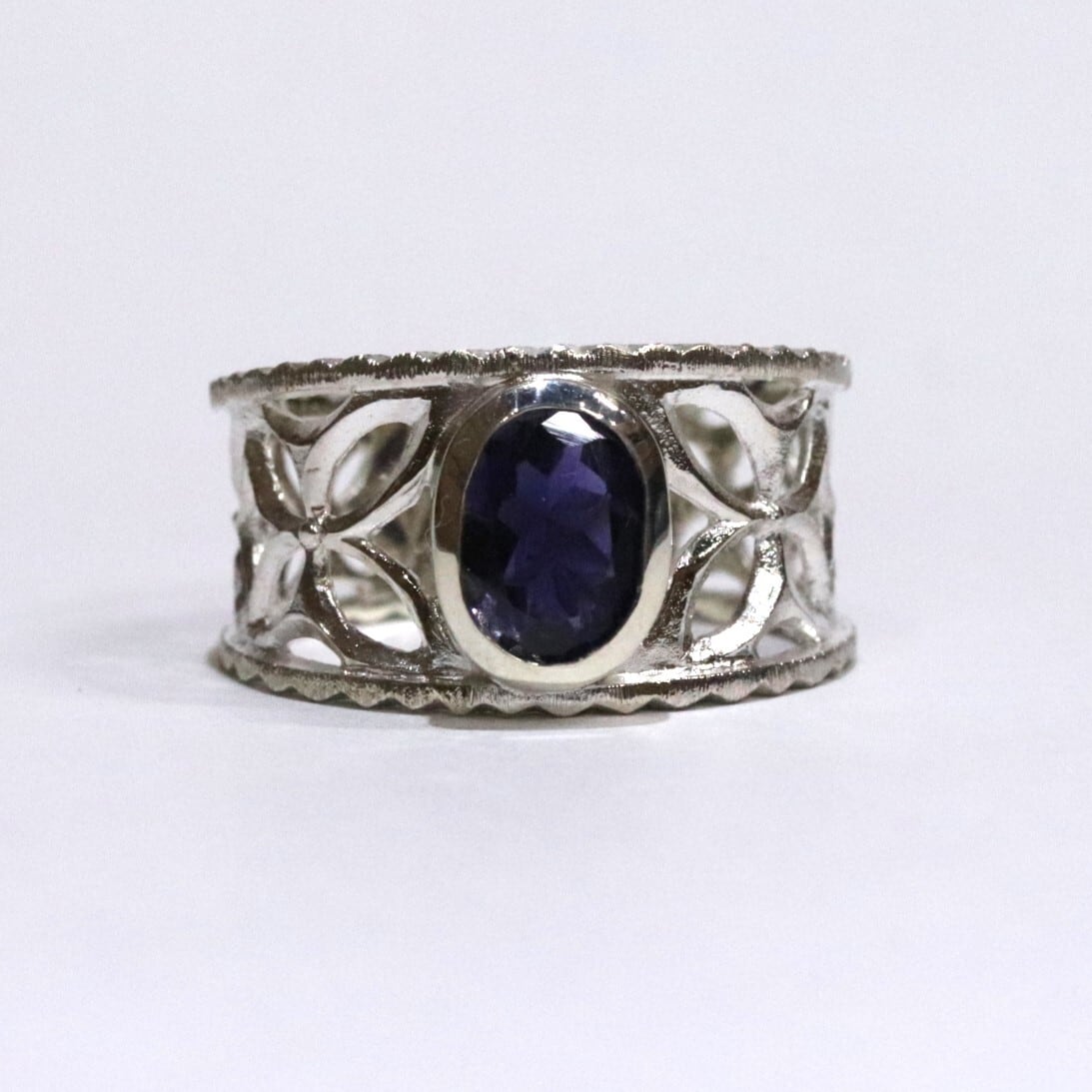 洋彫りリング アイオライト