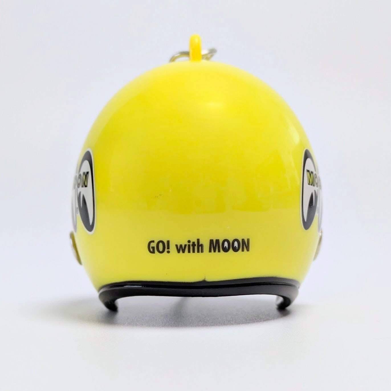 【 MOONEYES 】 MOON ヘルメットキーホルダー / バイクヘルメット / ホットロッド〚アメリカン雑貨 アメトイ〛