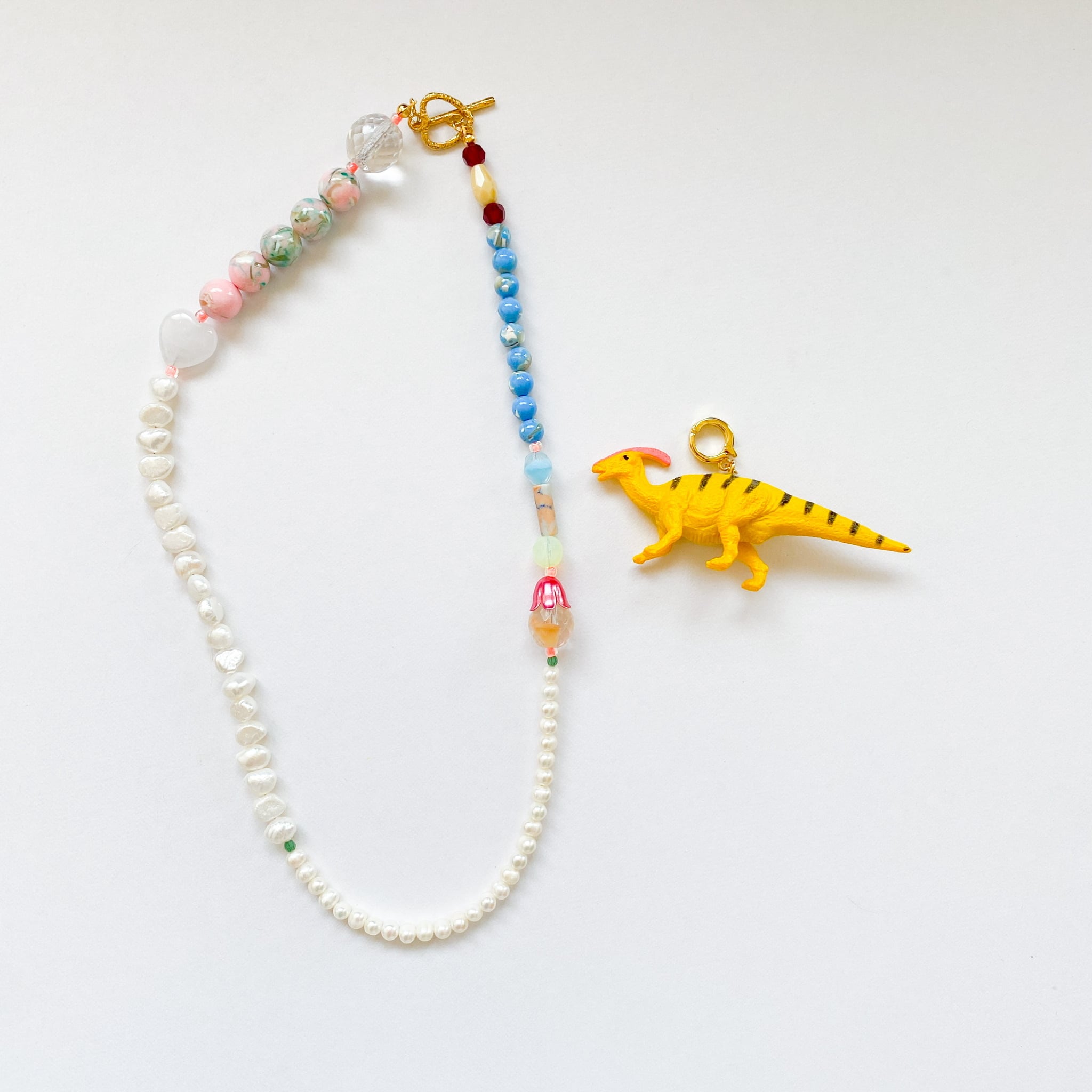 淡水パールとビーズのネックレス 恐竜チャームつき
