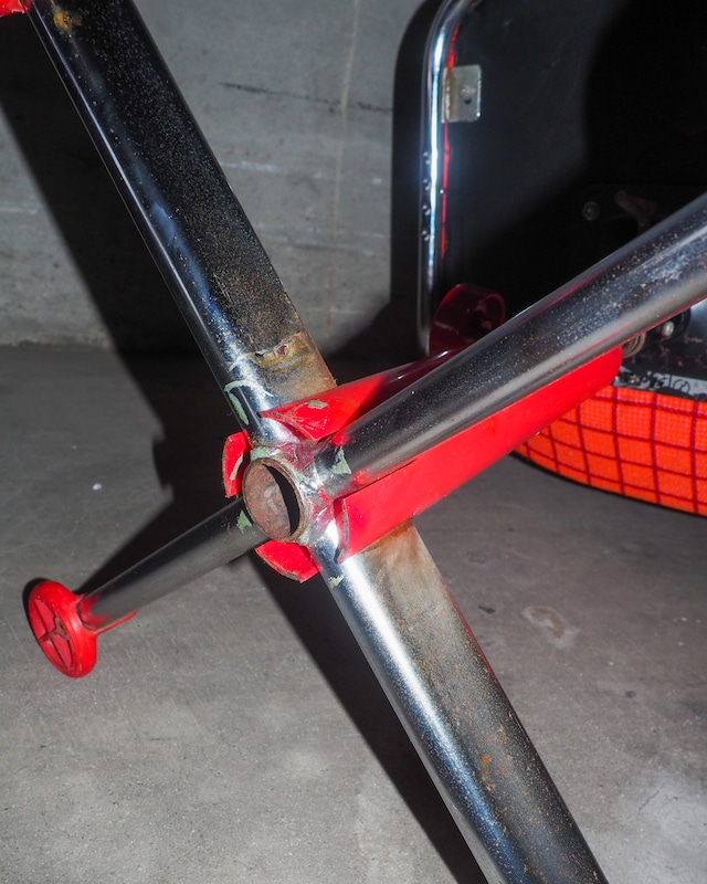 Height-adjustable check chair
