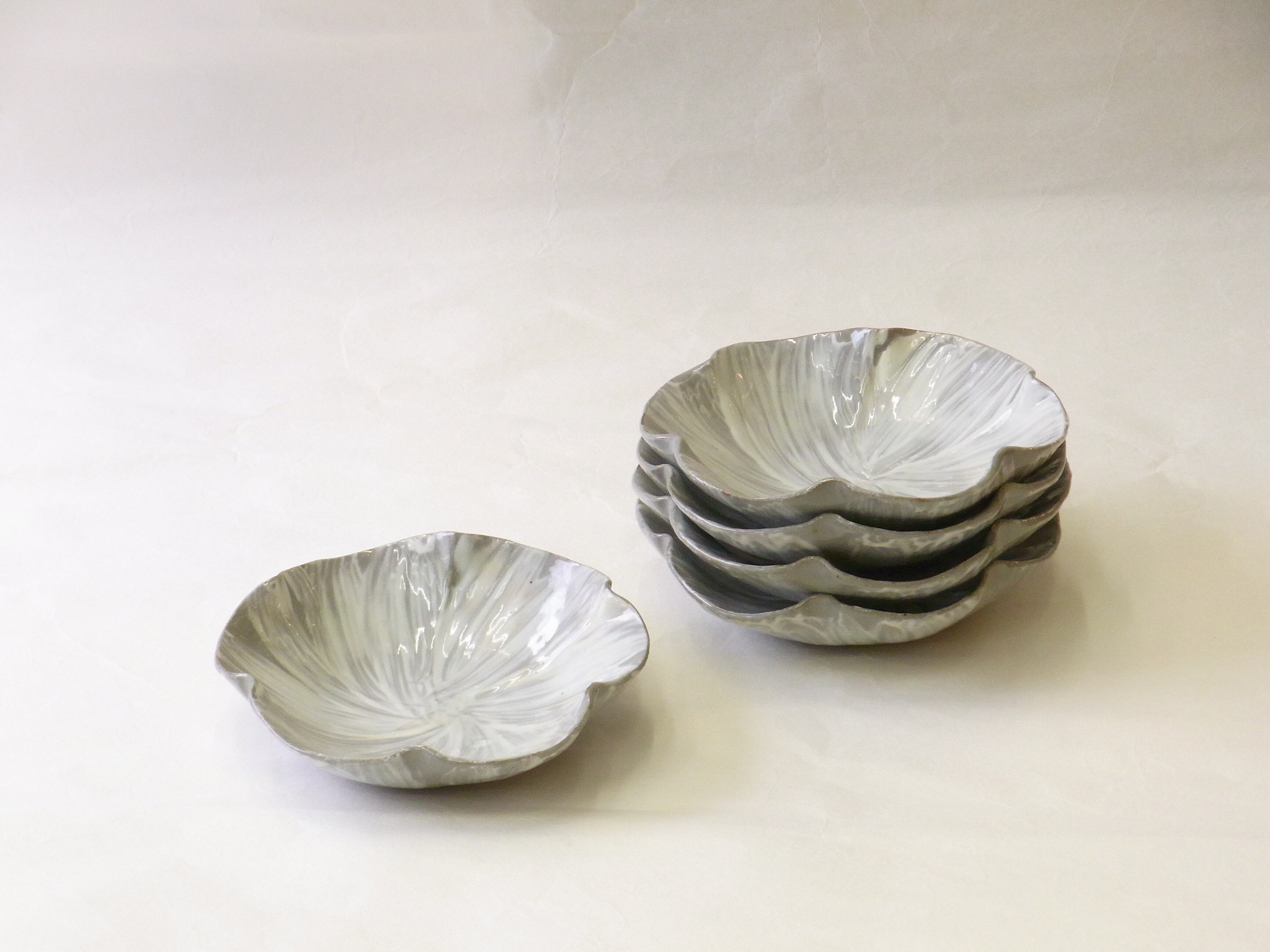 皿 中皿 4枚 印判染付 歪み 菊文様 蛸唐草 明治 大正 皿 中皿 4枚 印判染付 歪み 菊文様 蛸唐草 明治 大正 皿 中皿 4枚 印判