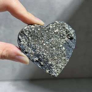 パイライト・オン・シュンガイト ハート02◇Shungite with Pyrite◇天然石・鉱物・パワーストーン