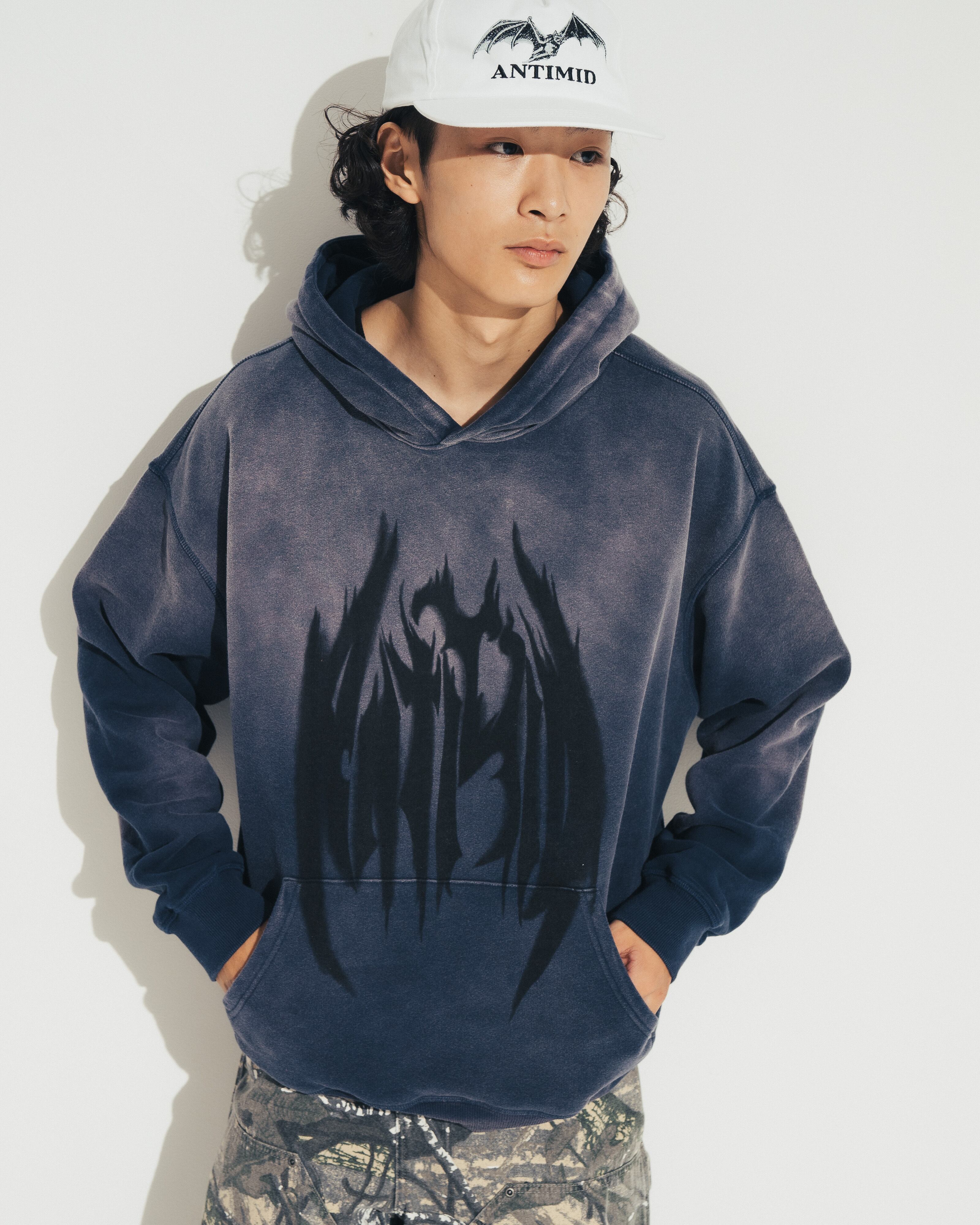 PIGMENT LOGO HOODIE - NAVY | ANTIMID 